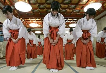 A cultura japonesa e suas expressões do dia-a-dia - reverencia japonesa feminina